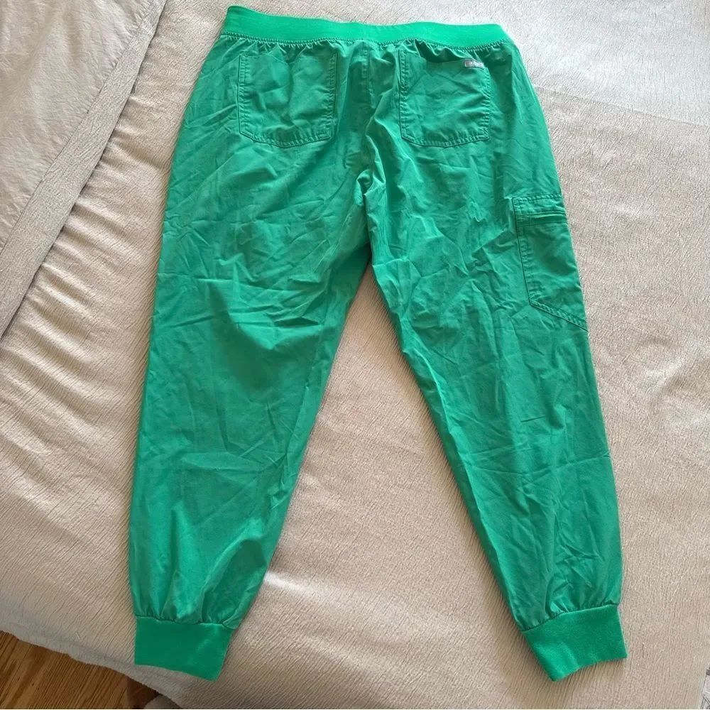 FIGS Women’s Scrub set - Picture 7 of 13